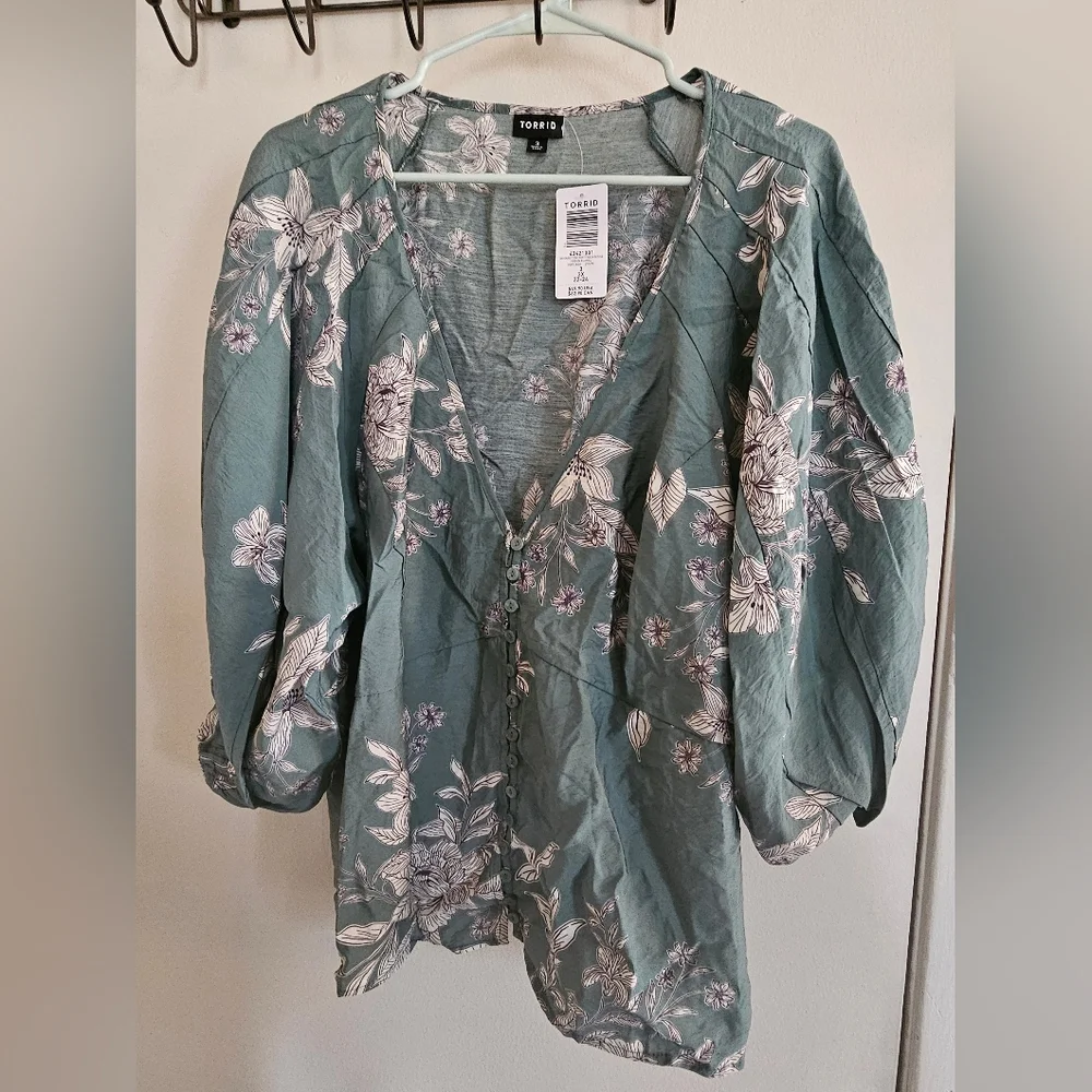 Floral Button-Down Blouse - Picture 2 of 7
